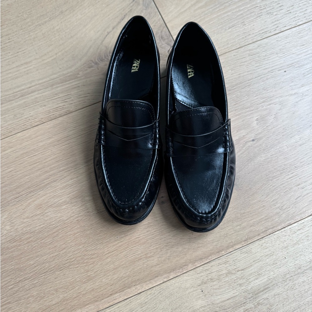 Zara women’s Black Loafers